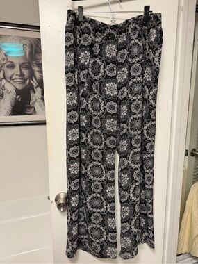 Torrid Medallion Side Slit Black & White Wide-Leg Pants, Women's Plus 2x